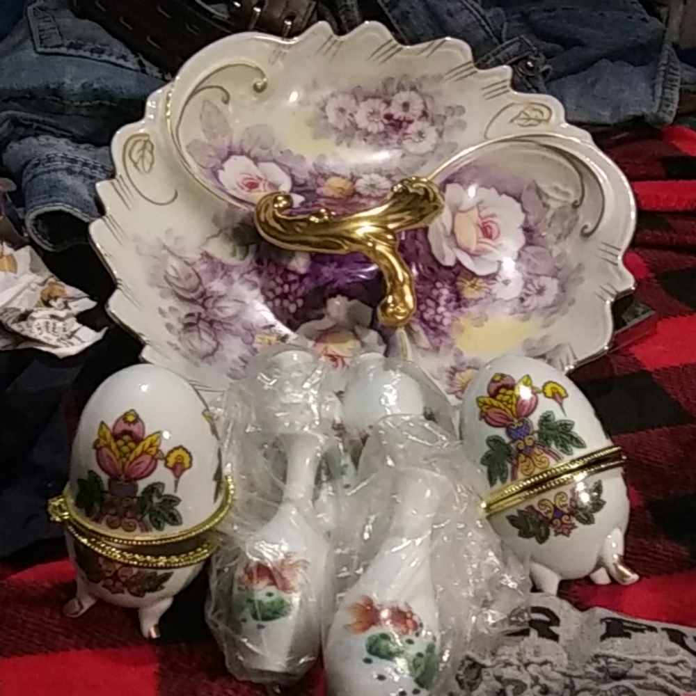 A chinese set a/ mini vase an limoges mini eggs